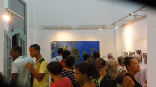 El público asistente a la inauguración frente las extraordinarias obras de Valdés Montes de Oca