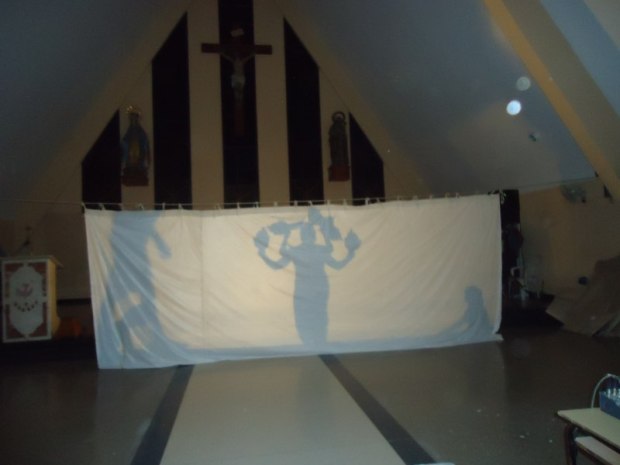 El teatro de sombras es una hermosa iniciativa de los jóvenes de la parroquia santiaguera