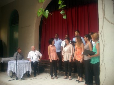José Orpí (extremo izquierdo), Monseñor Dionisio y el Coro de Cámara Ángelus, protagonistas de este patio de los sueños