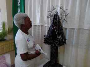 Mujer frente a la Virgen
