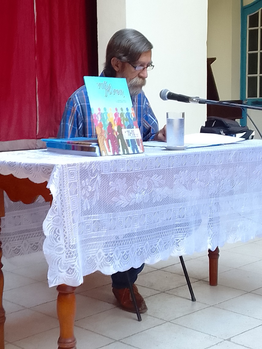 León Estrada presentó la revista Viña Joven 75-76