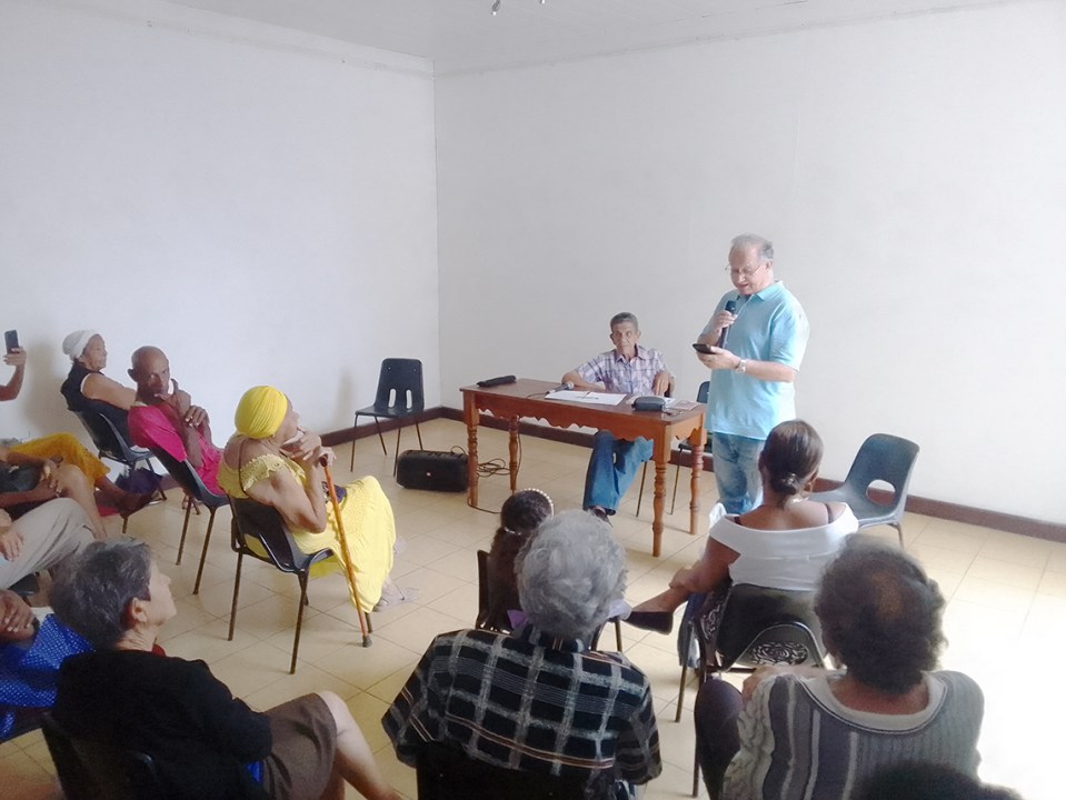 El padre Juventino se animó a leer un poema