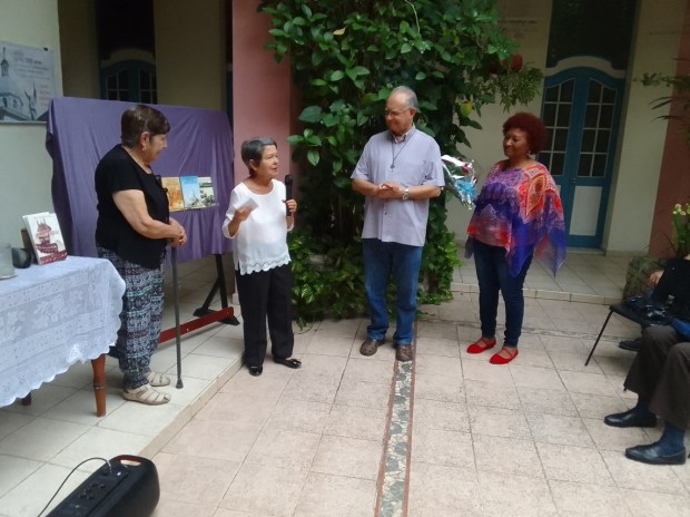 Entrega placa CCAM a Olga Portuondo